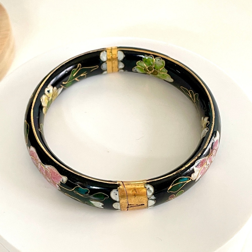 Vintage Black Cloisonne Enamel Floral Bangle Bracelet Hinged Gold Tone Clasp - Picture 3 of 8